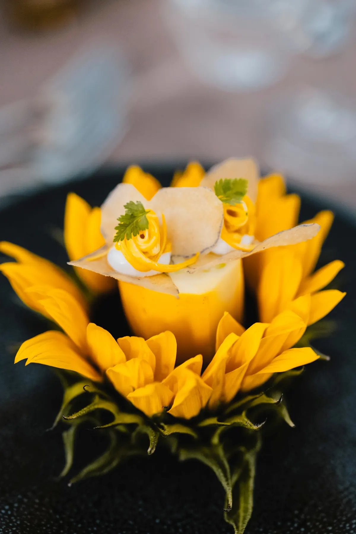Amuse-Bouche in einer Sonnenblumenblüte